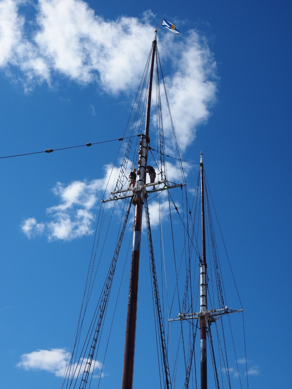 Sailors readying the ship for the winter